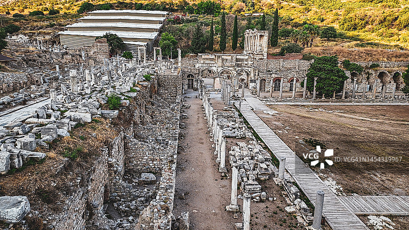 土耳其以弗所古城遗址航拍：塞尔丘克古希腊城市与图书馆图片素材
