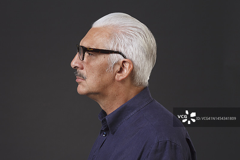 复古浪漫风格的白发老年男人肖像图片素材