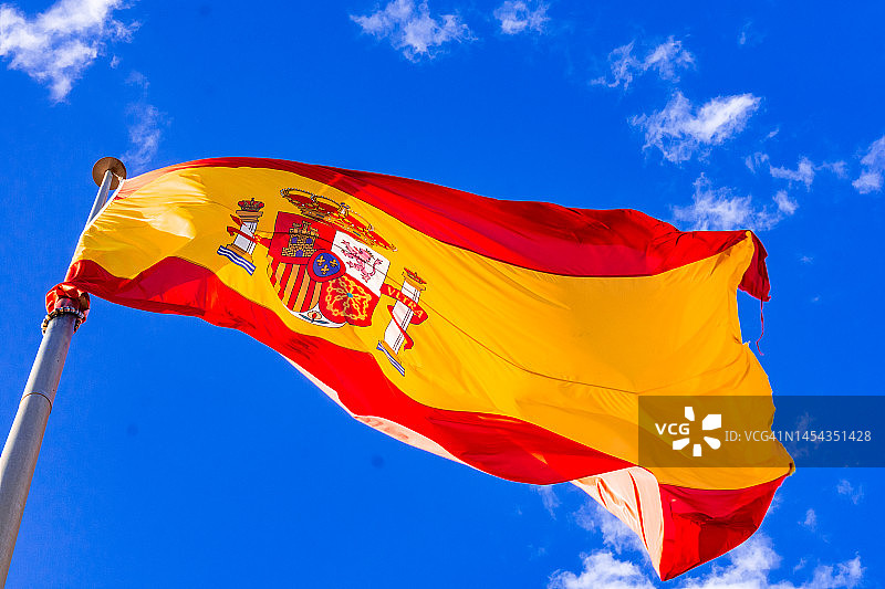 悬挂在桅杆上的大型西班牙国旗图片素材