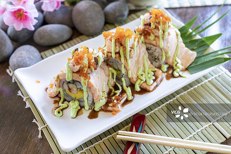 传统日式料理，日式盘中的三文鱼寿司卷图片素材