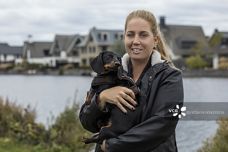 时尚女人享受着与她的狗散步图片素材