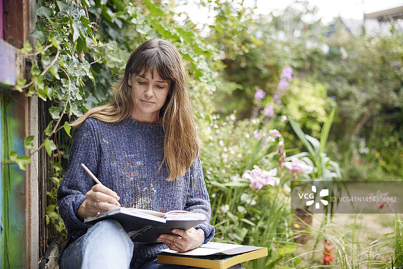 在工作室花园工作的艺术家图片素材