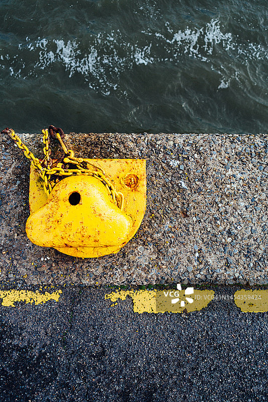 用于在海滨停泊船只的大型系缆柱图片素材