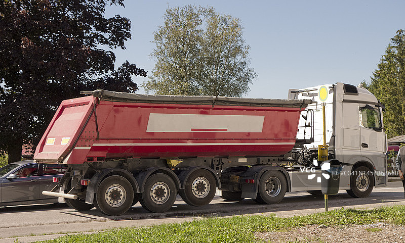 自卸卡车或翻斗卡车图片素材