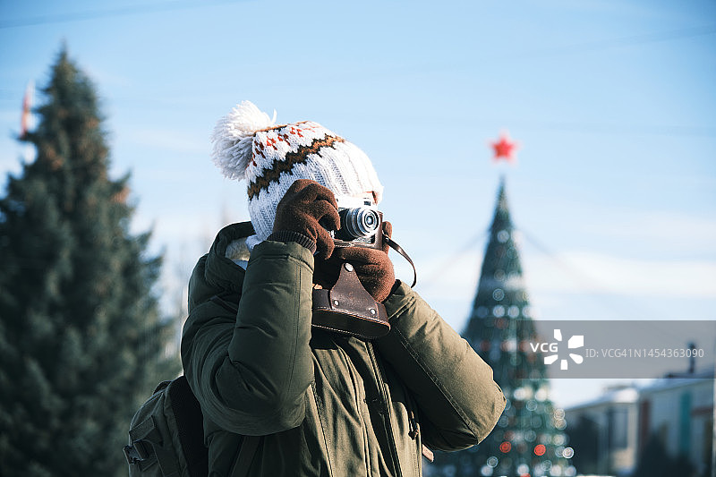 用老式胶片相机拍照的女人图片素材