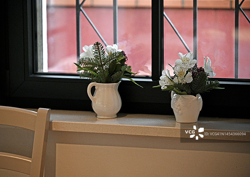 窗边摆放鲜花的两只瓷罐静物图片素材