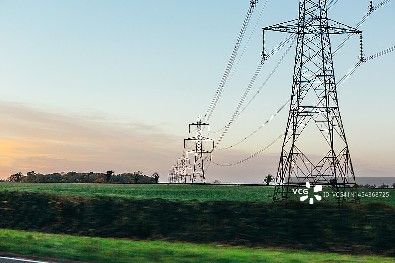 夜空下的现代输电塔图片素材