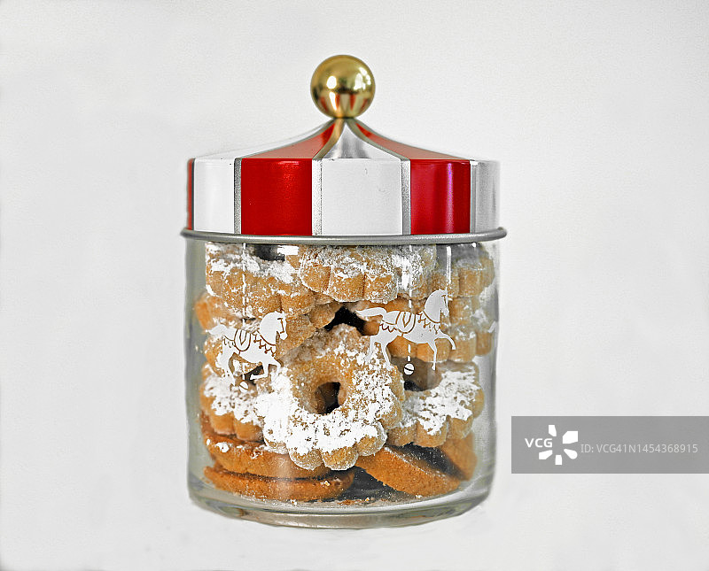装满美味饼干的马戏团造型罐子图片素材
