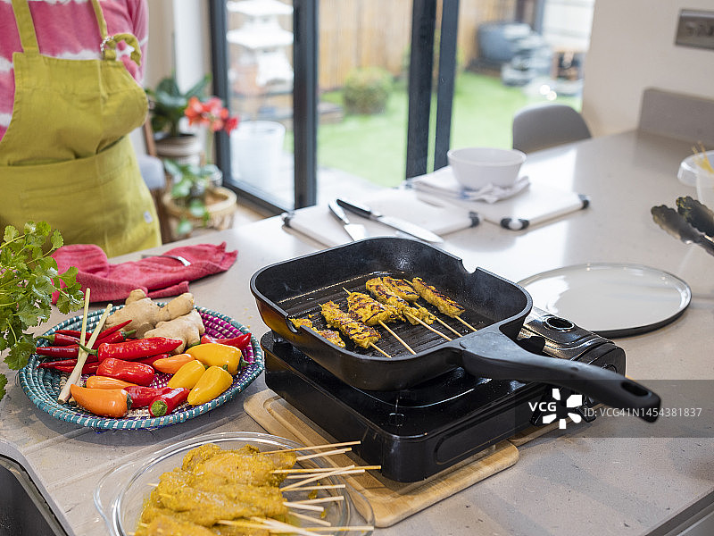 烤鸡肉沙爹串图片素材