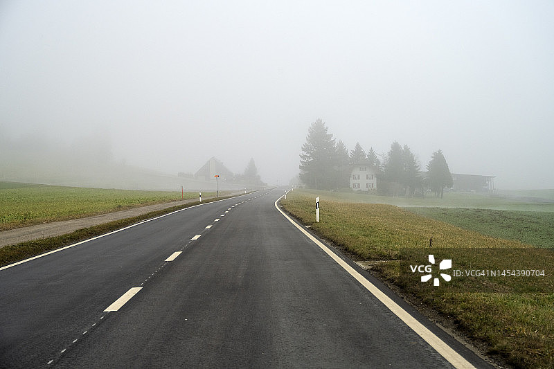 苏吉耶附近的雾天和乡村公路图片素材