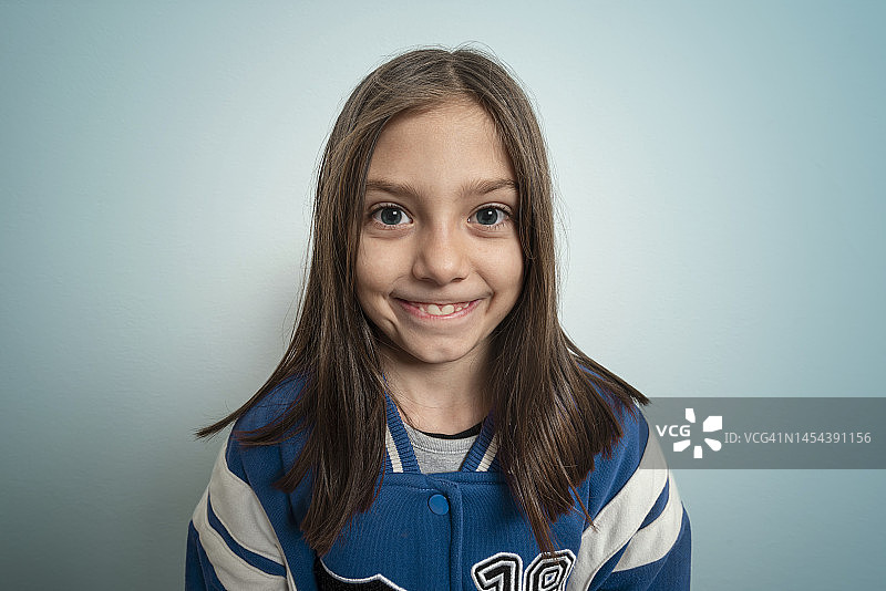 女孩做着鬼脸图片素材