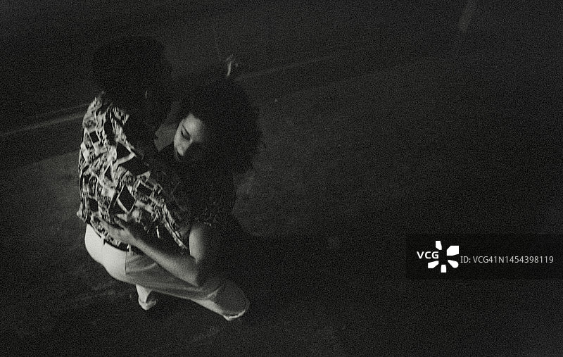 黑暗中的舞者图片素材