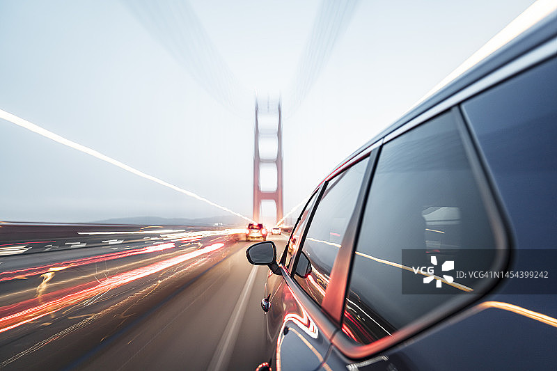 旧金山金门大桥车流黄昏景色图片素材