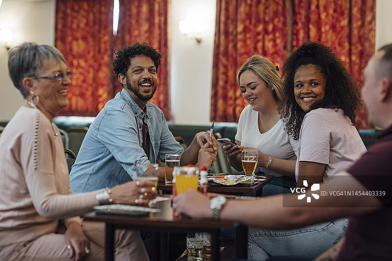 一群好朋友图片素材