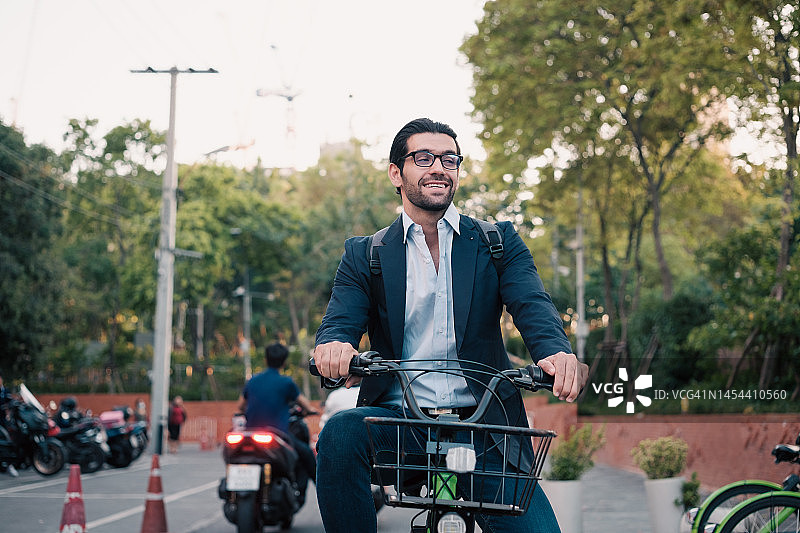 路上的商务人士图片素材