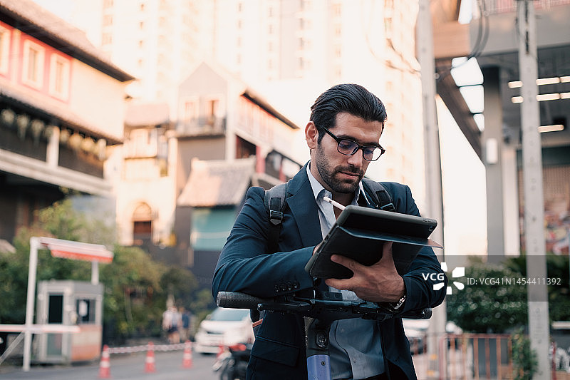 路上的商务人士图片素材