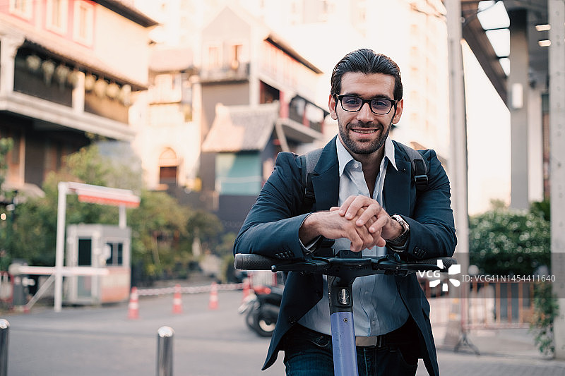 路上的商务人士图片素材