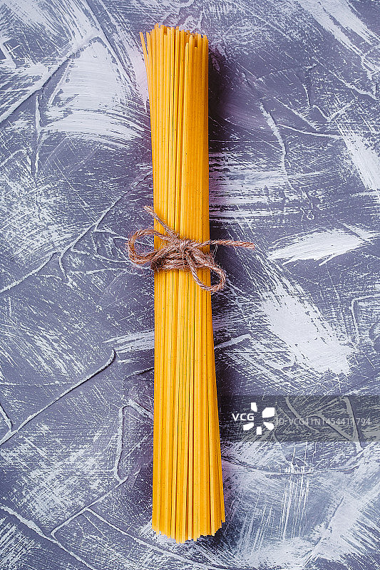 灰色背景上的捆绑意大利面图片素材