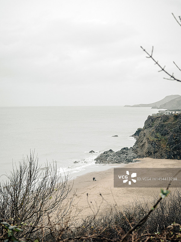 威尔士沿海小路上的海洋上空的云和雨图片素材