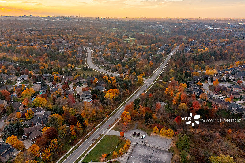 加拿大伍德布里奇卢瑟福路和伊斯灵顿大道社区公园的彩色树叶图片素材