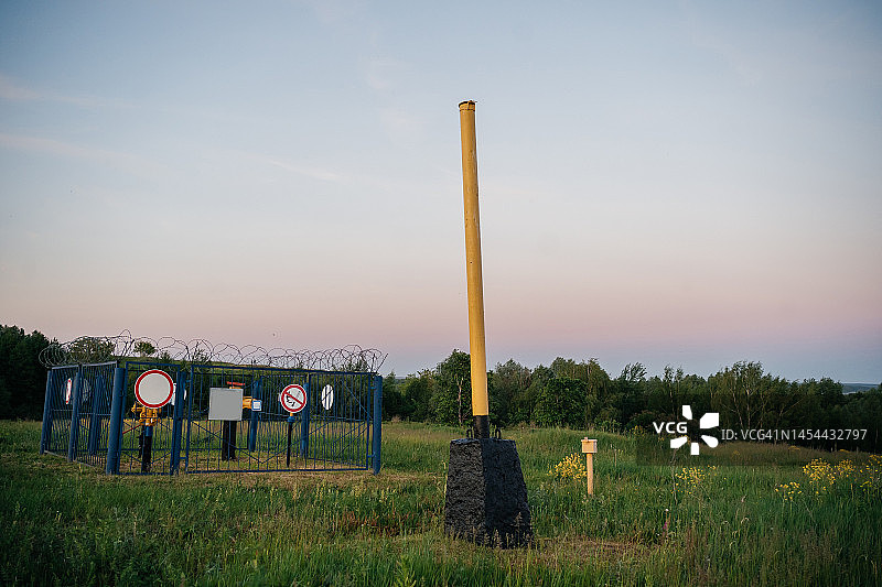 户外黄色天然气管道图片素材
