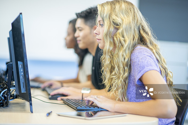 大学生在电脑实验室图片素材