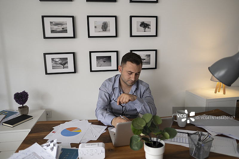 再也无法承受这一切了！图片素材