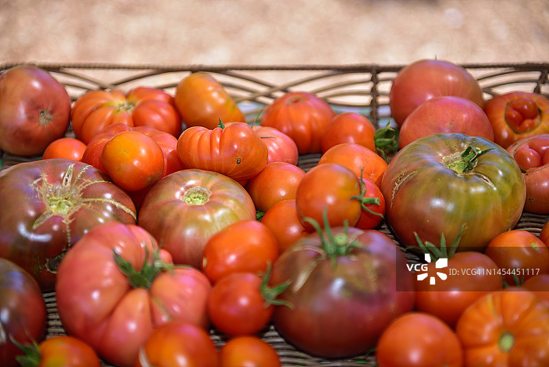 装满新鲜蔬菜的彩色篮子图片素材