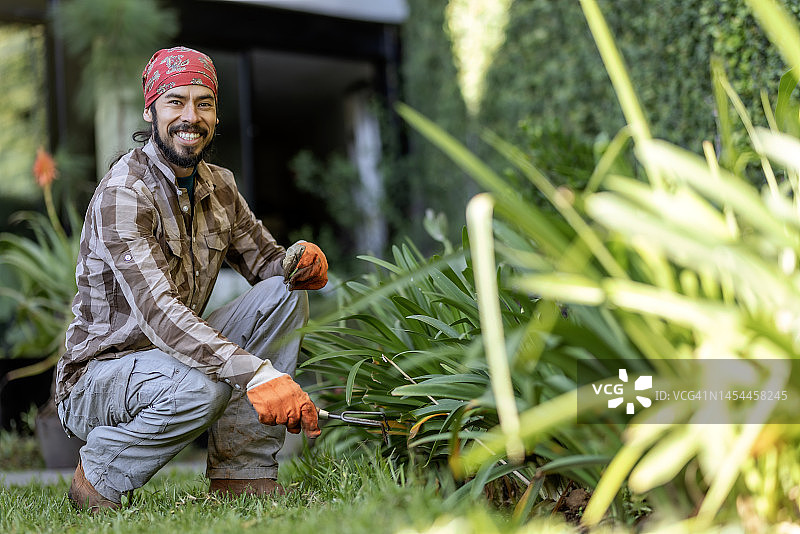 微笑园丁开始一天工作的肖像图片素材