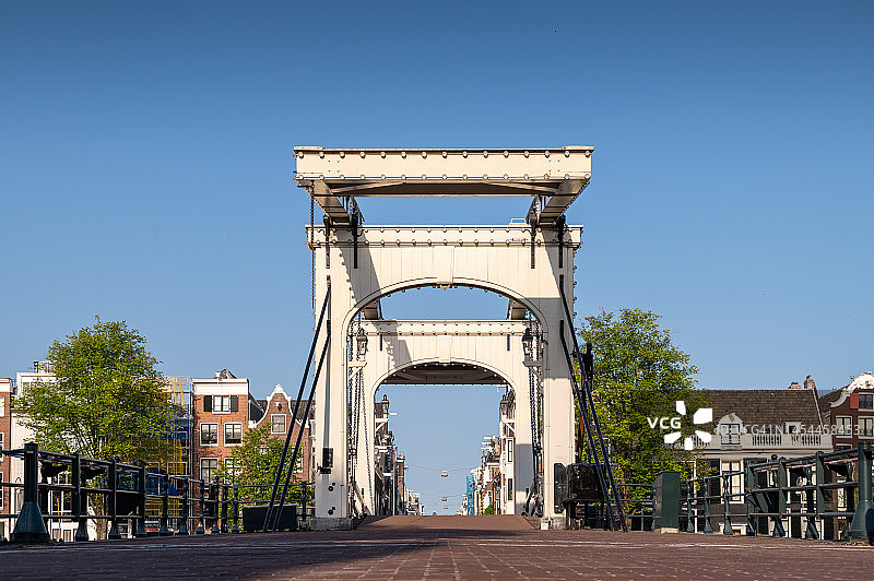 荷兰阿姆斯特丹瘦桥的低角度视图图片素材