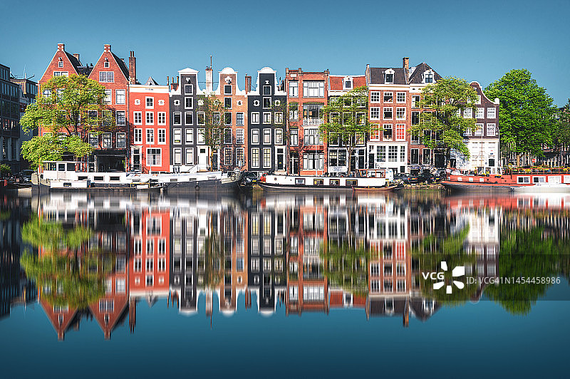 平静水面上运河房屋的倒影图片素材