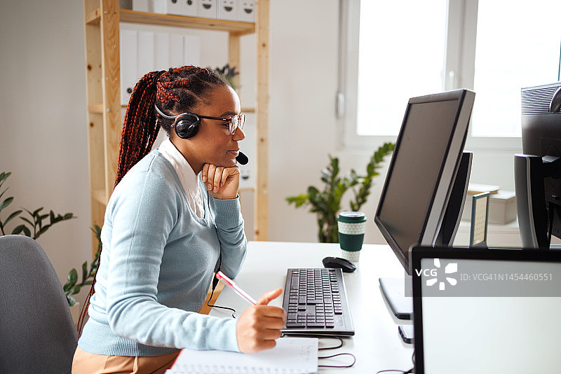 呼叫中心的女客服图片素材