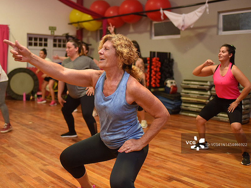 跳尊巴舞的妇女图片素材