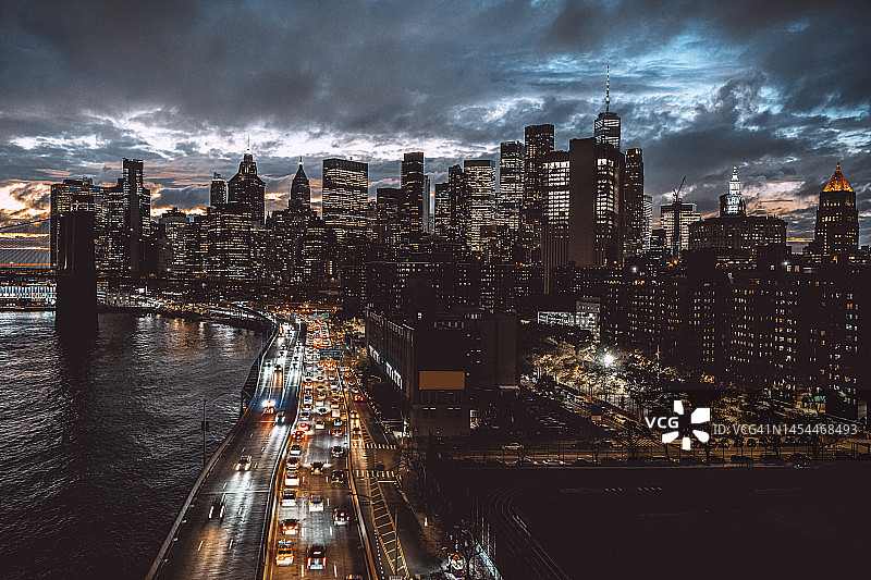 从曼哈顿大桥看到的曼哈顿下城和布鲁克林大桥图片素材