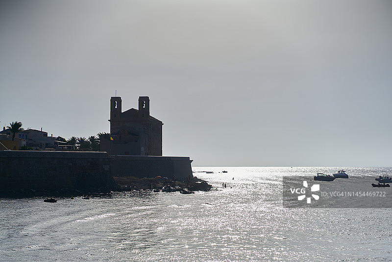 西班牙塔巴卡：逆光下的教堂剪影图片素材