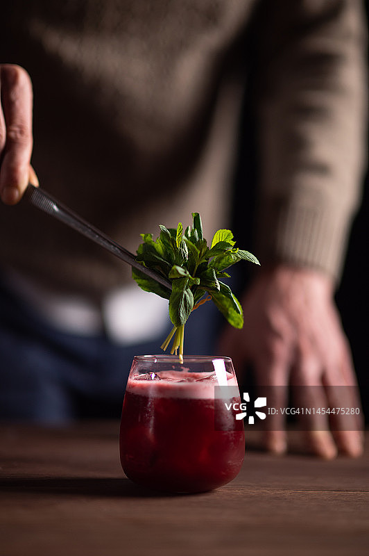 调酒师完成一杯尼格罗尼图片素材