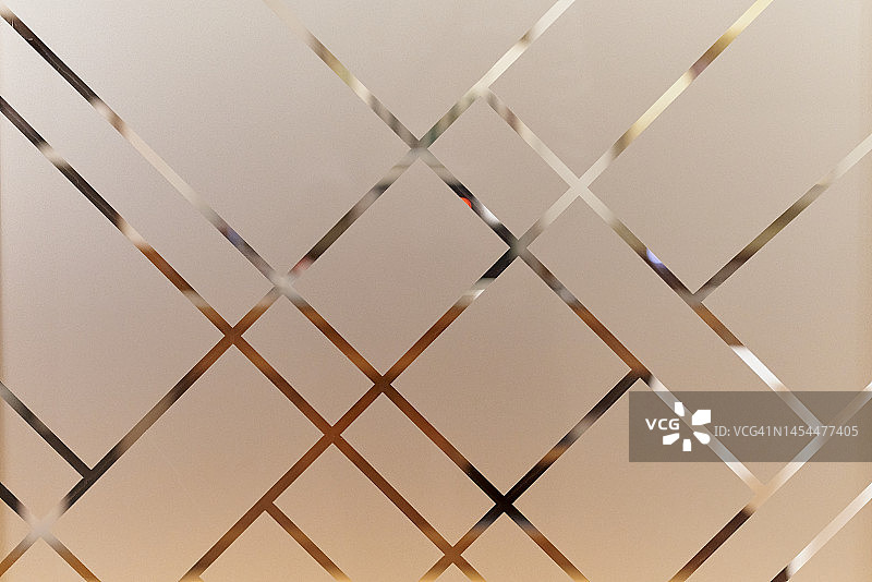 带有装饰性乙烯基的透明磨砂玻璃照片，带有昏暗的背光图片素材