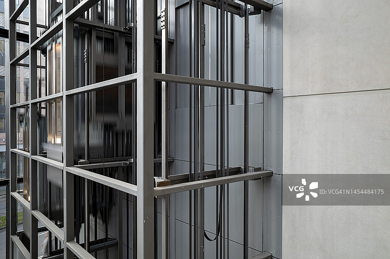 带钢笼栅格结构的工业风电梯图片素材