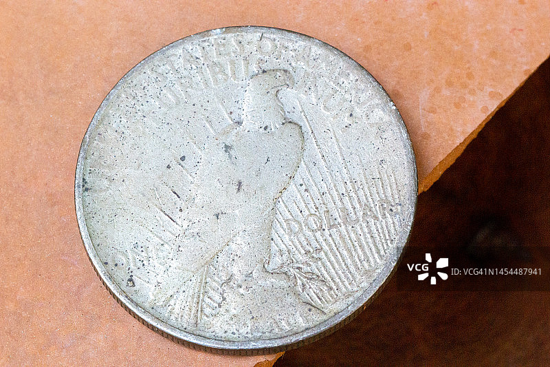 1935年和平银元背面：经典美国硬币的优雅典范图片素材
