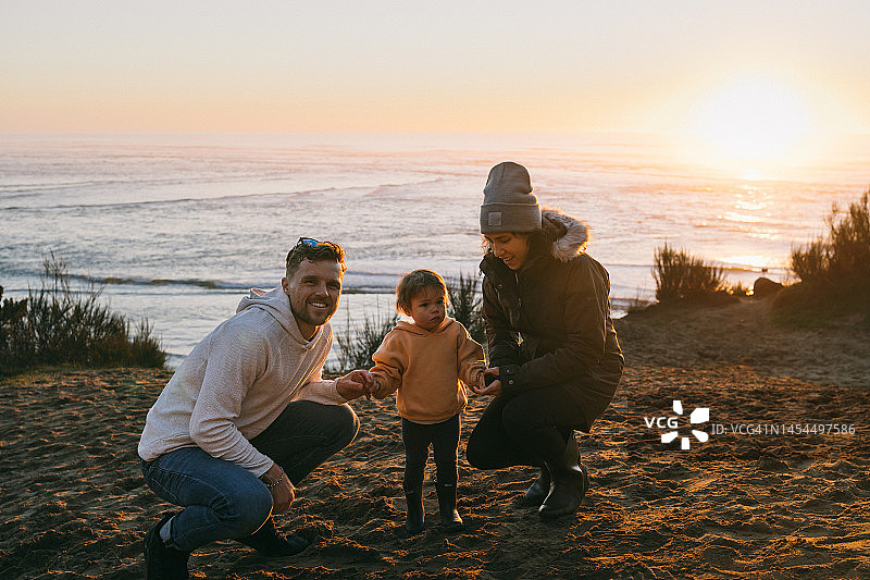 幸福家庭欣赏海边日落图片素材