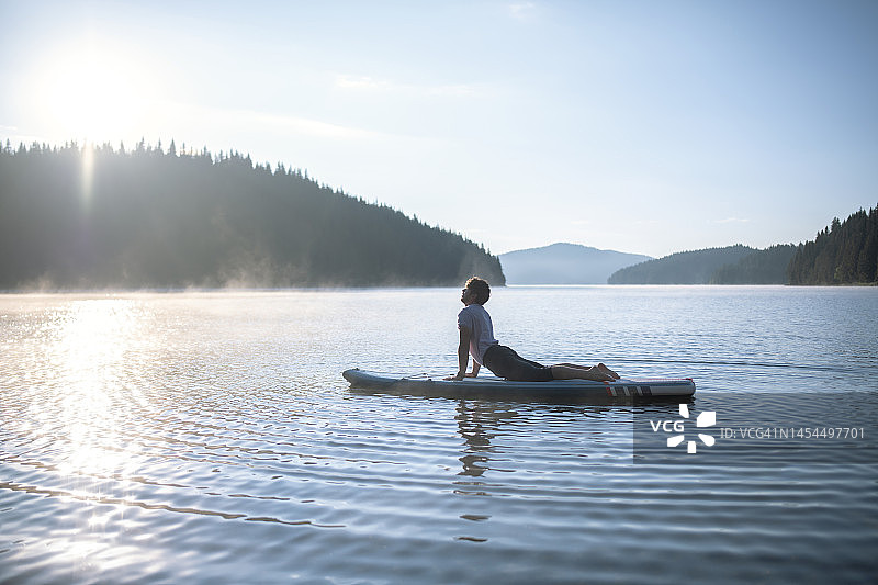 山间晨练瑜伽图片素材