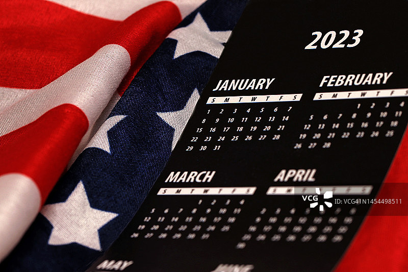 2023年日历特写，背景为美国国旗图片素材