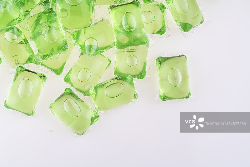 白色背景上的洗衣液凝胶胶囊图片素材