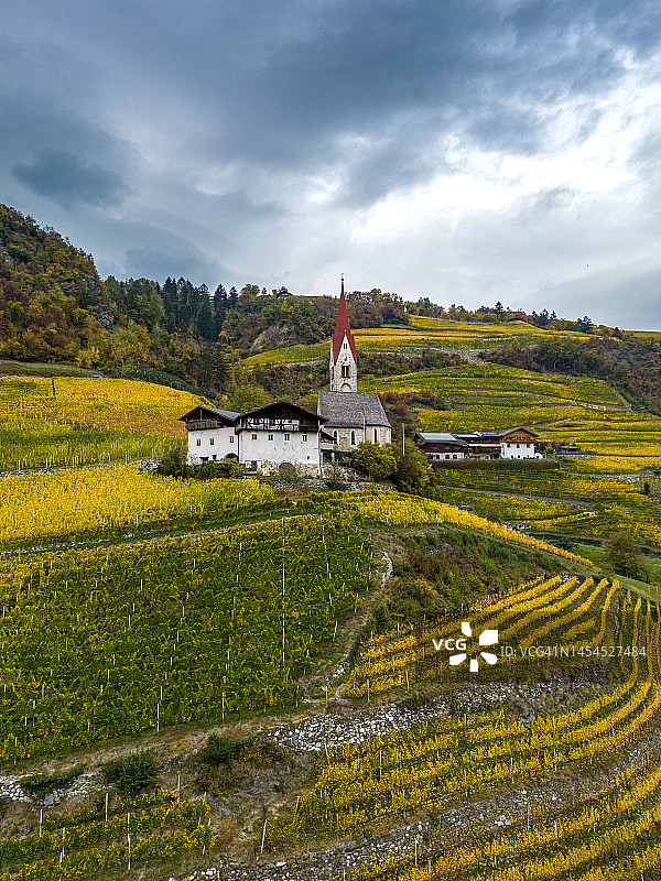 秋季的教堂和葡萄园图片素材