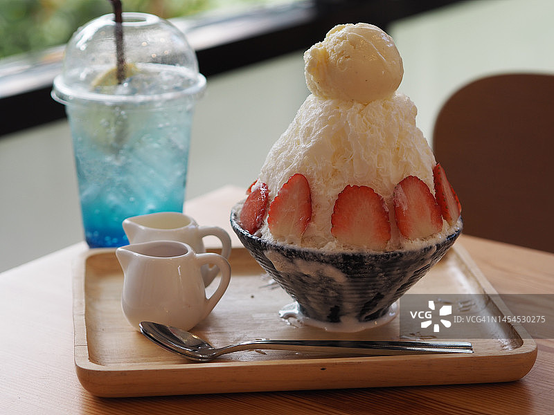 草莓雪花冰奶昔与蓝色夏威夷苏打图片素材