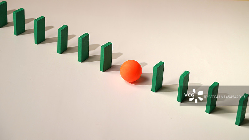 红色球体和绿色方块概念照片图片素材