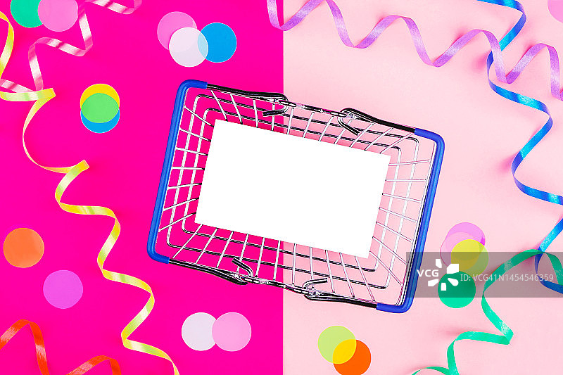 明亮桌面上篮子里的文字位置图片素材