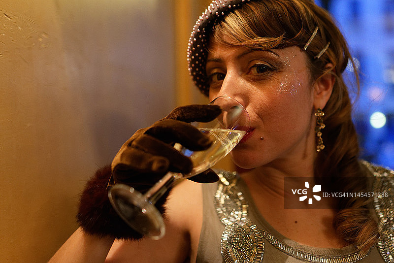 酒吧里的漂亮女人图片素材