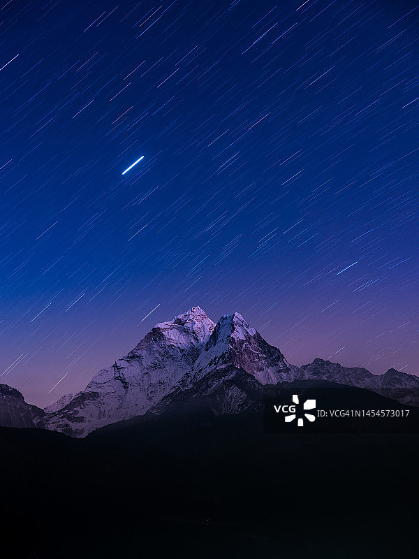 尼泊尔喜马拉雅山脉夜晚雪山星轨图片素材