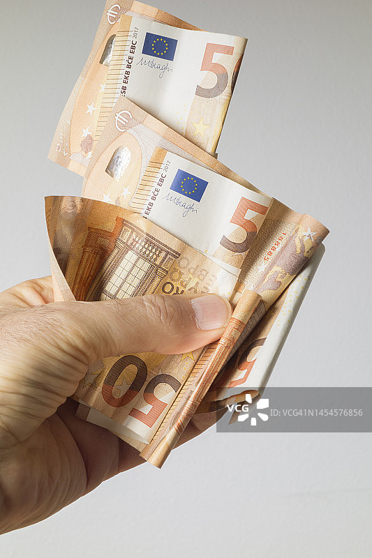 手持50欧元纸币的人图片素材